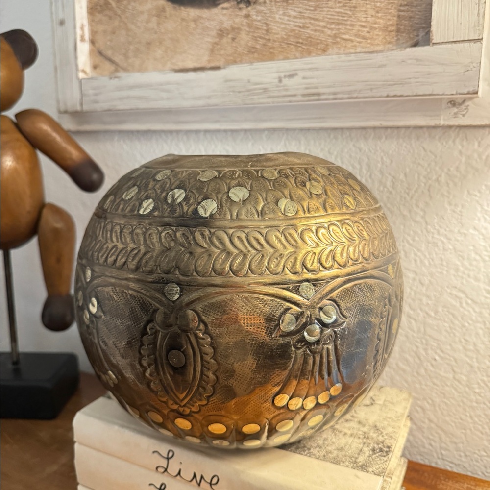Vintage Brass Round Sphere
Planter/Vase Floral Thistle
Geometric Designs 9"d 8"h